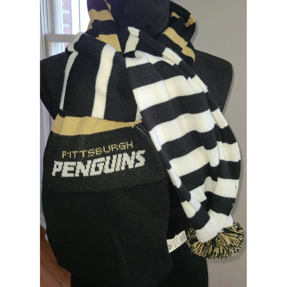 NWOT Forever Collectibles Pittsburgh Penguins NHL Hockey Colors Knit Scarf